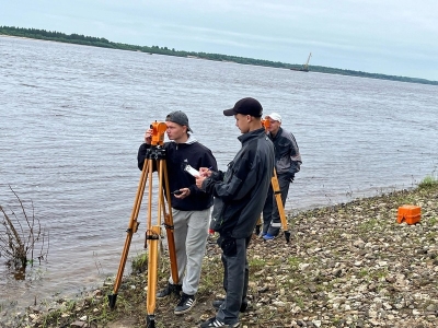 Курсанты-путейцы на практике Водные изыскания