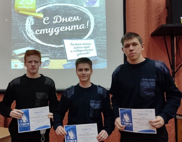 Лучшие курсанты и студенты были отмечены грамотами и благодарностями