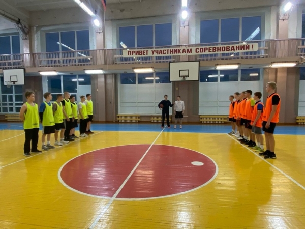Cоревнования по баскетболу среду групп 1 и 2 курсов