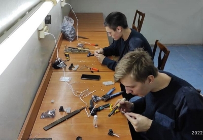 Курсанты собирают электромонтажные стенды